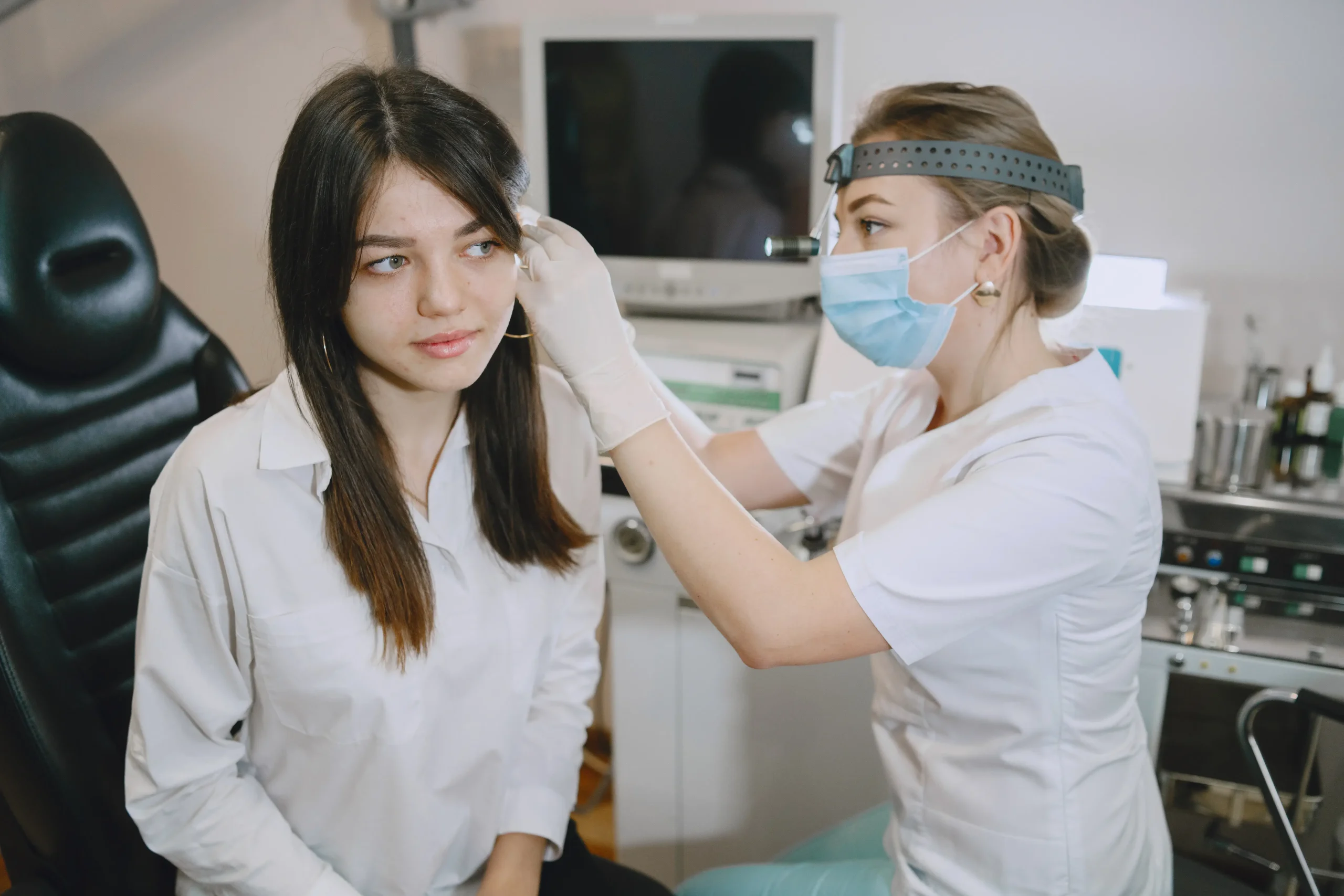 woman-patient-medical-office-doctor-medical-mask-lor-checks-woman-ears (1)